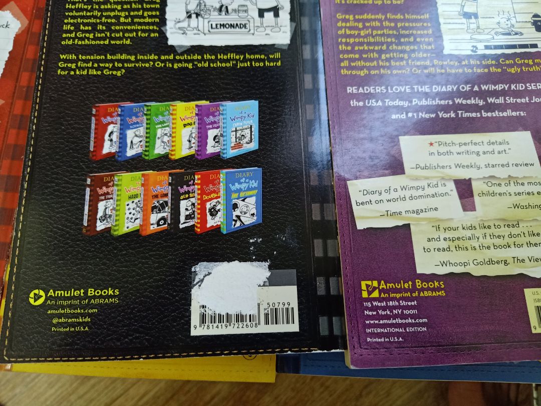 em có 3 cuốn in tại mỹ(màu đỏ tím và đen,hoàn toàn sách used,in năm 2009) nhưng cầm thấy chất lượng cầm chắc hơn hoàn toàn sách của fahasa.sách fahasa cầm bị mềm quá.không hiểu do paper back nên bị vậy hay sao?4 cuốn xanh nước biển,vàng,lá cây đều không thấy ghi nơi in ấn tại mỹ ở bìa ngoài sách như mấy cuốn đỏ,đen,tím.hy vọng fahasa hay ai giải thích cho em