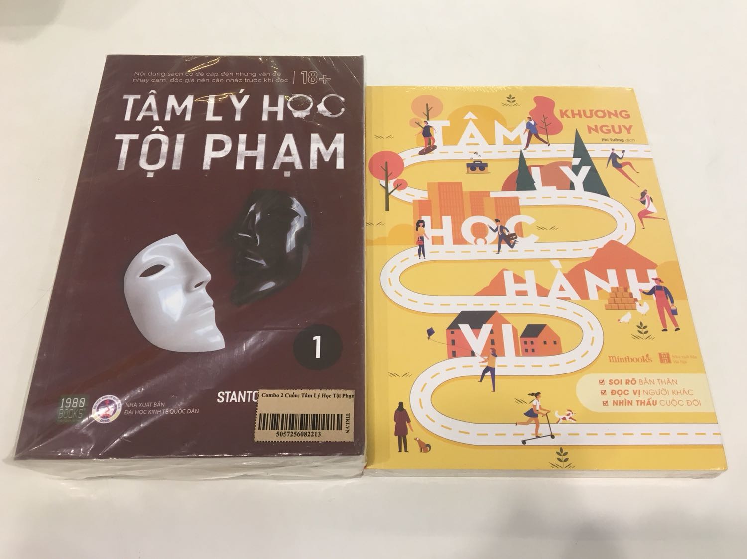 Dịch chán lắm luôn. Về nội dung: tác giả luôn nói nguyên nhân là do mong muốn của bản thân người đó từ trước khi phạm tội, bác bỏ hoàn toàn các nguyên nhân từ ngoài như gia đình, xã hội, bị lạm dụng... mà theo mình là những yếu tố đó ảnh hưởng ko nhỏ đến hành vi tội phạm. Mua 2 quyển này rút kn sau này ra tiệm đọc trước rồi mới đặt online. Ko recommand dù sách về chủ đề hay ho này đã rất ít rồi.