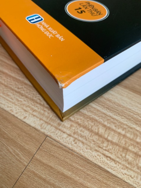 Mình vừa nhận hôm nay nhưng góc sách bị rách nè. Sách mua nhiều tiền mà bị vậy thì không hài lòng lắm. Sách dc gói kỹ càng nên mình đoán có thể ko phải do vận chuyển.