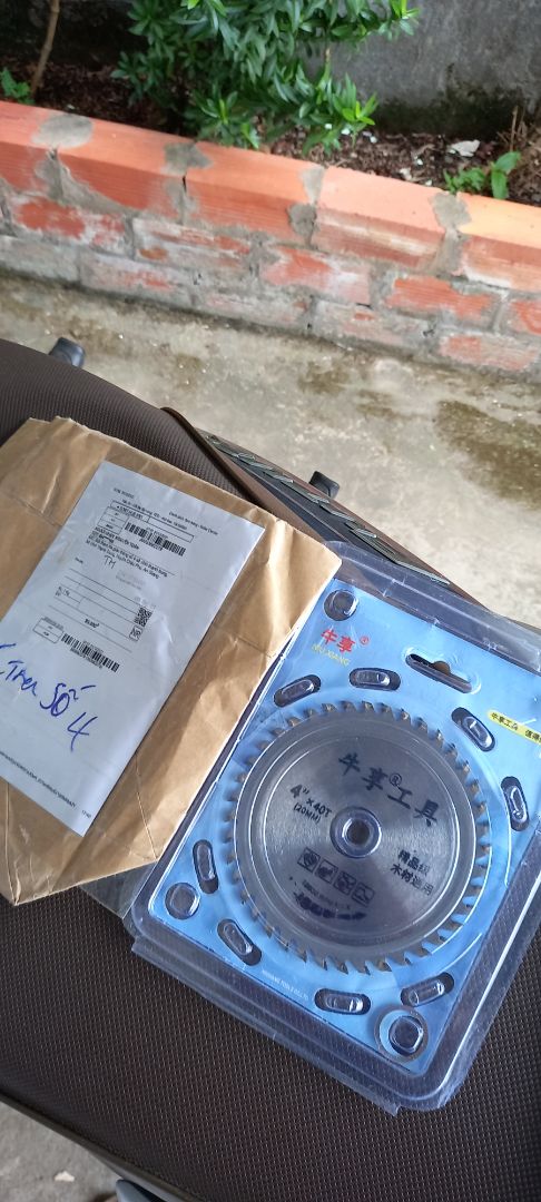 giao hàng không đúng trong đơn đặt hàng. tôi mua giá đỡ lại bán cho tôi lưỡi cưa. yêu cầu gọi lại cho tôi để trả hàng và nhận lại đúng hàng đặt mua nhé shop