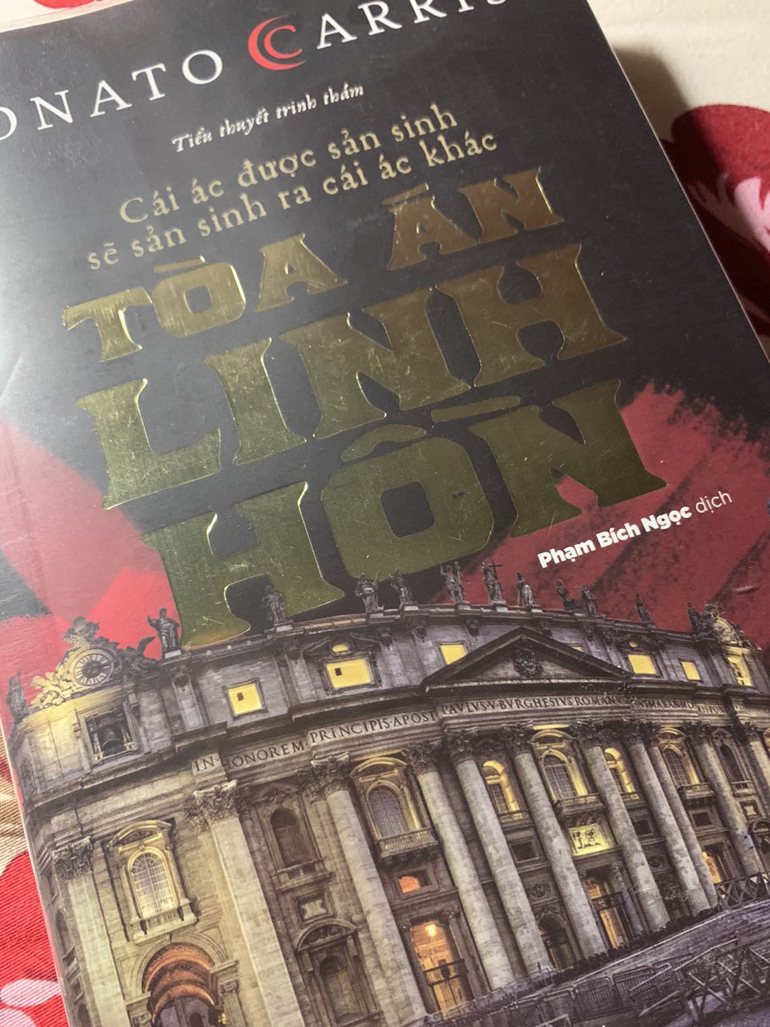 Lại là một tác phẩm xuất sắc khác của tác giả Donato, nếu ai đã đọc Kẻ Nhắc Tuồng thì sẽ gặp lại 1 số nhân vật đó trong series này, tức là đây chính là vũ trụ mở rộng của riêng tác giả. Theo mình thì nếu muốn được trải nghiệm tốt hơn, để cú twist gây sốc hơn thì nên đọc cuốn 2 tức là Thợ Săn Bóng Tối, như 1 kiểu ngược dòng mà vẫn không hề bị spoil. Đừng để lỡ tác phẩm như này. Nên mua mọi tác phẩm của Donato đã được xuất bản vì có quyển nào dở đâu. Ngoài ra về giao hàng thì cũng tính là nhanh trong thời kì dịch bệnh này, nhân viên cũng thân thiện nữa.