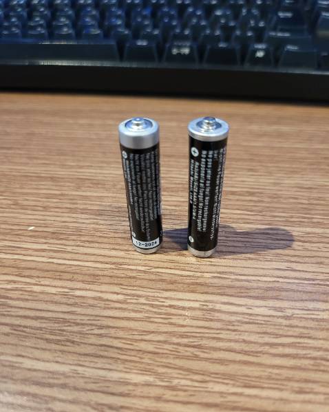 Đó là một sản phẩm giả mạo 😠💥. Đây là một trải nghiệm tồi tệ nhất, và tôi đã nhận lại tiền 💸💔.

So sánh với sản phẩm chính hãng, có nhiều khác biệt mà kể cả trẻ em cũng có thể nhận ra 🧒👀.

So sánh với sản phẩm chính hãng mà tôi đã có 👌🔍:

In chữ trên nhãn không rõ nét 🏷️🖨️
Phông chữ trên nhãn không giống với sản phẩm chính hãng 🏷️🔤
Kích thước hơi lớn hơn 📏📐
Pin khô có độ mềm hơn một chút 🔋🍮
Ngày hết hạn không được ghi trên mặt sau của nhãn 🏷️📅

Nếu so sánh với sản phẩm chính hãng mà giá rẻ hơn rõ rệt, bạn nên nghi ngờ rằng nó có thể là sản phẩm giả mạo, sẽ an toàn hơn 🤔💸.

Mua hàng rẻ tiền sẽ mất tiền 💰🔥.
Sản phẩm giả mạo của pin có thể dẫn đến các vấn đề nghiêm trọng như vụ nổ hoặc hỏa hoạn, vì vậy hãy cẩn thận nhé mọi người 👩‍🚒🔥🧯.

Hãy xem hình ảnh 📸🔍.