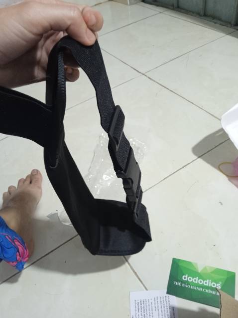 Nhân viên giao hàng thân thiện, giao hàng đúng thời gian dự kiến. Mình chưa sử dụng nên chưa biết độ bền ra sao nhưng ban đầu cứ nghĩ sợ không vừa điện thoại của mình do lớn quá, nhưng mà mở ra thì thấy dư vừa luôn 😅 Lớp vải giống như có mos khi tiếp xúc với bụng đỡ bị cấn da. Có một ngăn chính và một ngăn phụ nhỏ, ngăn chính để đt và các loại thẻ như atm và tiền cũng dư sức luôn, mình thấy khá rộng. Ngăn nhỏ thì để chìa khoá. Dây đai thấy cũng chắc chắn, có lỗ cắm tai nghe để nghe nhạc khi chạy bộ nữa. 36k mình thấy k mắc chút nào, có điều phí ship tới 32k lận 🤣🤣🤣. Túi này tiện lợi cho công việc lắm. Mình hi vọng sẽ giúp ích được cho mình và nhiều bạn khác.