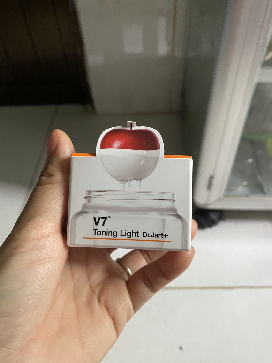 Hàng giao nhanh, shop đóng gói cẩn thận, kem mịn, thơm. Check mã vạch rõ ràng, date lâu do mới sd lần đầu nên k biết kem có hợp k nhưng sẽ ủng hộ shop dài lâu nếu sd ok