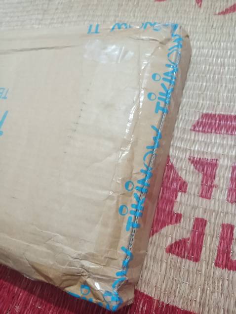 Sàn TMDT lớn chuyên về sách mà có mỗi chuyện chọn cái hộp vừa vặn để đóng gói hàng bộ khó lắm à :) Bỏ 2 cuốn sách dày vào cái hộp thừa chiều dài, thiếu chiều rộng, cầm cái hộp bẹp dí trong tay mà tức muốn hoàn lại luôn :) Cảm ơn Tiki đã giúp tôi mỗi ngày trải nghiệm một level thất vọng mới. Sách bọc trong bao thì cũng bị xước bìa chỗ bìa gập.