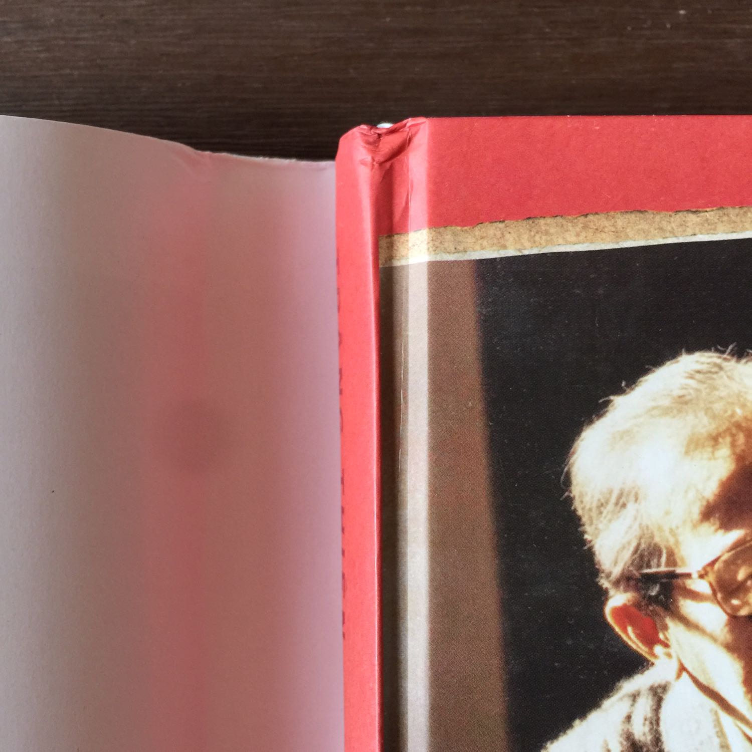 Đóng gói chưa tốt, khi vận chuyển bị móp bìa cứng ở cạnh gáy trên và dưới.
Xin đề nghị Nhà sách Tiki đổi cuốn khác!
Chân thành cảm ơn!