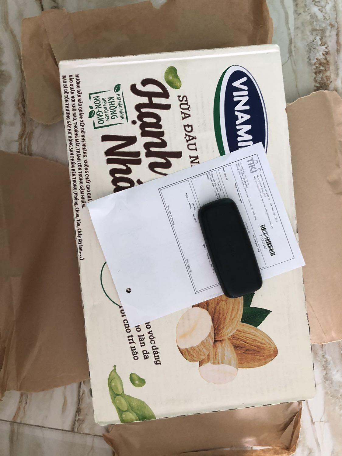 Sữa uống ngon lắm nha, ít ngọt nữa, nên là không ngại về việc tăng cân nhiều, thêm nữa là date cũng còn xa, tới tận tháng 10 nên uống dần mỗi ngày là ok luôn.
Giao hàng Của Tiki thì không còn gì nói luôn, giao siêu nhanh í, mình tưởng thứ 3 mới có hàng theo dự kiến, ai dè mới Chủ nhật là có luôn, thích thật sự