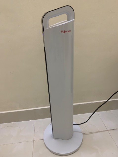 Máy sưởi ấm FujiHome đc giao hàng nhanh chóng từ nhà bán lẻ. 
Máy nhẹ và tiện lợi cho việc di chuyển khi cầm tay cũng như lắp rắp thân vào chân máy. 
Các nút điều khiển đơn giản dễ sử dụng. 
Đặc biệt, máy có chế độ tự điều chỉnh nhiệt độ phù hợp với diện tích phòng. Mình bật 29 độ c, trong phòng kính nên máy hoạt động và hiển thị 25 độ c  do nhiệt độ bên ngoài là 25 độ.
Nên mua cho các hộ gia đình ở vùng lạnh như Đà Lạt vì giá cả hợp lý