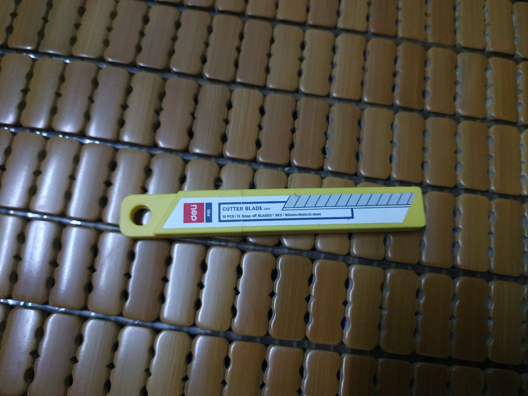 Deli chưa bao giờ làm mình thất vọng, giá rẻ đóng hộp lưỡi dao khá ưng, lưỡi dao rất bén. Không có gì phải chê.