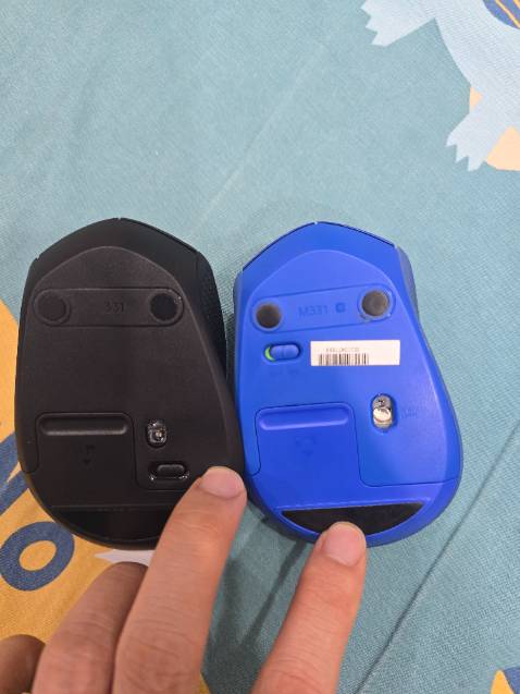 hàng không đúng như mô tả, hàng fake chất lượng hoàn thiện tệ nhưng vẫn đăng chính hãng, chuột M331 có viền silicon và đèn báo trên lưng chuột của shop thì không có. Tuy sàn Tiki chấp nhận hoàn hàng nhưng cách xử lý trường hợp này cũng chưa được nhanh gọn dứt khoát. Thái độ của nv vận chuyển Tiki đến nhận lại hàng cũng chưa được lịch sự. Nói chung trải nghiệm cho đơn hàng này tại Tiki rất tệ.