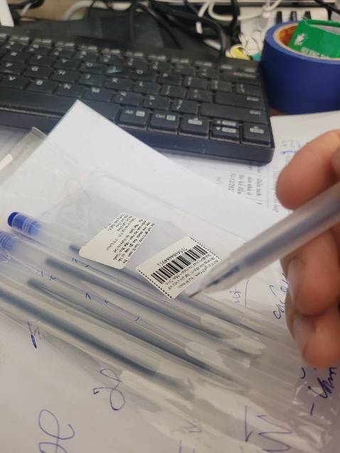 Bút trông xinh xắn, nhiều màu, ngòi nhỏ