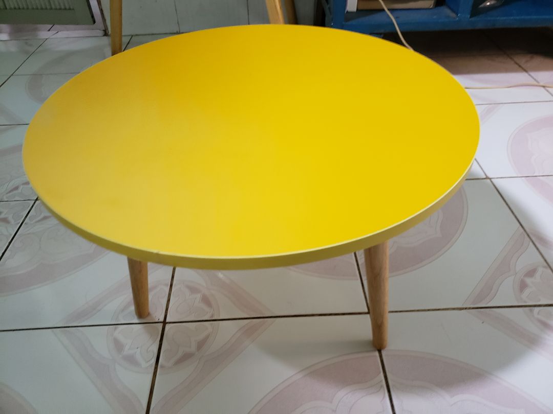 Bàn dễ tháo lắp, có vặn vít hơi lâu, giao hàng nhanh tuy nhiên không có bọc chống sốc, shop nên có chống sốc sẽ hay hơn.Bàn đẹp, chân hơi yếu tuy nhiên mình chỉ để đồ nhẹ thì ok.