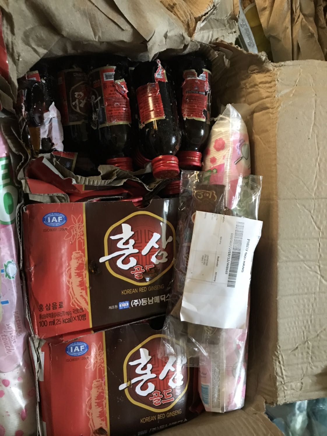 Nhận hàng nhưng một số chai Hồng Sâm bị bể nước thấm ra ngoài làm hộp bị rách.( 2 lần trước mua Tiki gói riêng từng hộp có lót kỹ càng thì hàng còn nguyên vẹn nhưng lần này Tiki cho 3 hộp vào 1 thùng carton và chèn lót rất sơ sài)
Đề nghị Tiki đổi hàng dùm.
Xin cảm ơn!