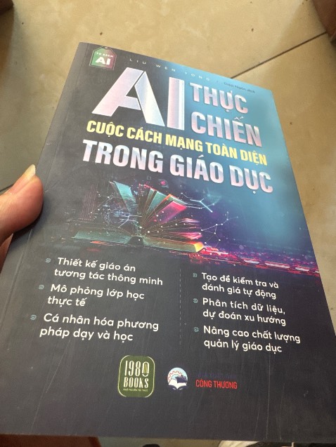 Bìa sách rất nhiều vết xước như sách cũ.