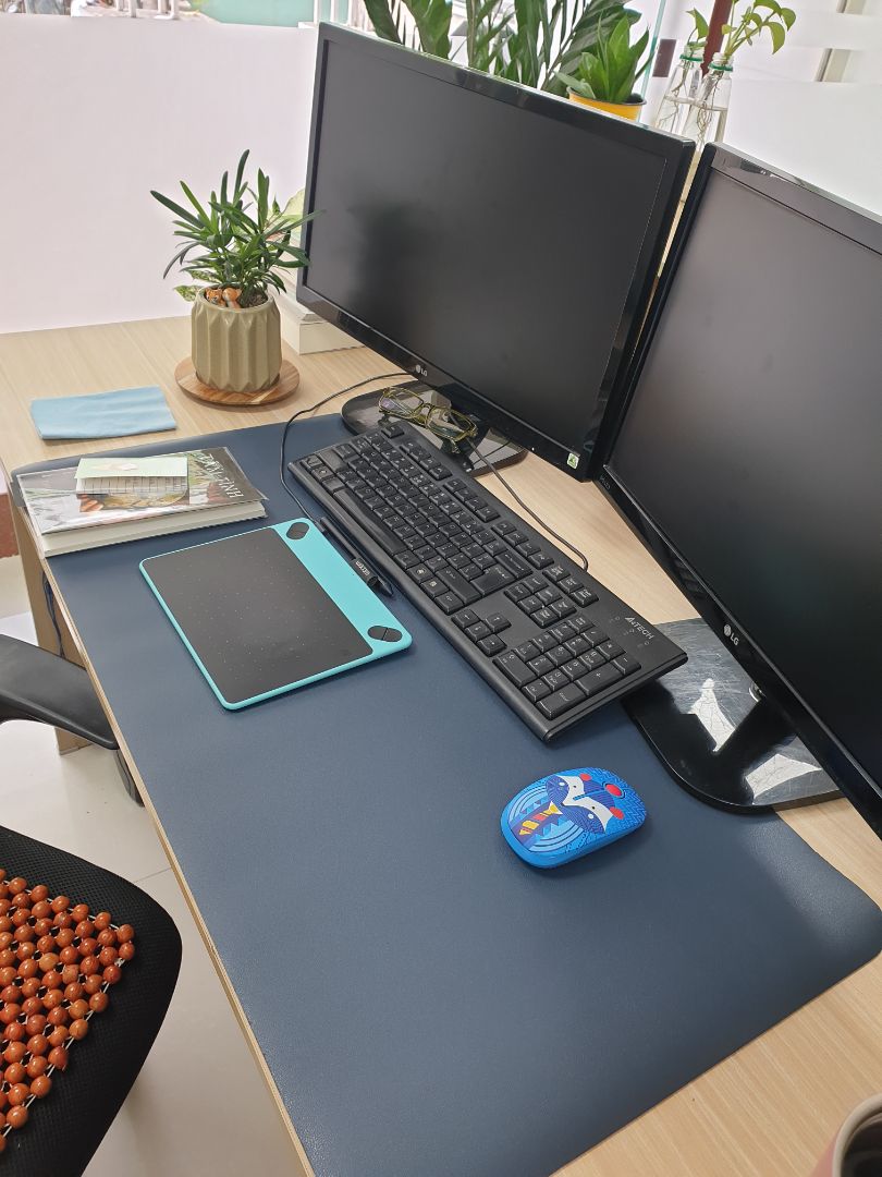 sản phẩm đẹp, size 40x80cm nên rộng thoải mái. có 2 mặt với 2 màu khác nhau để thay đổi. nhìn góc làm việc gọn gàng sạch sẽ nên rất ưng cái bụng