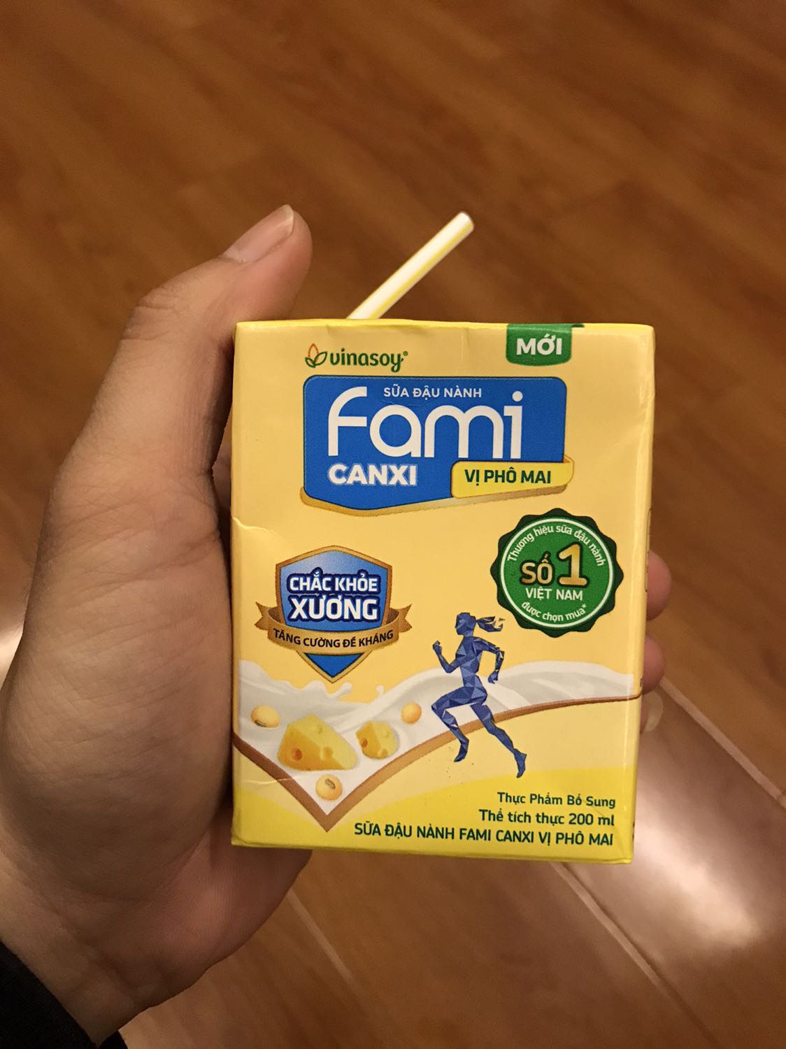 Háo hức đợi nhận thùng sữa lắm. Mà tối bận việc nên bảo ship cứ vứt ở cửa hàng, tối em xong việc về lấy sau. Thùng nguyên vẹn vì do tiki logistic trực tiếp nhận hàng và xuất hàng đi không qua bước vận chuyển trung gian bên ngoài. Thùng sữa đẹp mắt, bên trong màu bao bì cũng đẹp, date mới nhất! Cảm nhận của mình khi uống sữa thì ngon, mùi thơm, vị phô mai ngậy ngậy, mùi vị hơi giống nhân bơ sữa nữa. Nếu ai đã ăn bánh tròn nhân bơ sữa của Kinh Đô sẽ cảm nhận rõ. 
Mua một thùng giá 115k khá hợp túi tiền của mình 🙂 đăng ký gói tikinow nên đơn hàng được xuất kho và giao sớm, nhận nhanh hơn! Cảm ơn đội ngũ ship của Tiki. Mình về cửa hàng thì bóc một lốc ra để lại cho chị em uống thử 🙂