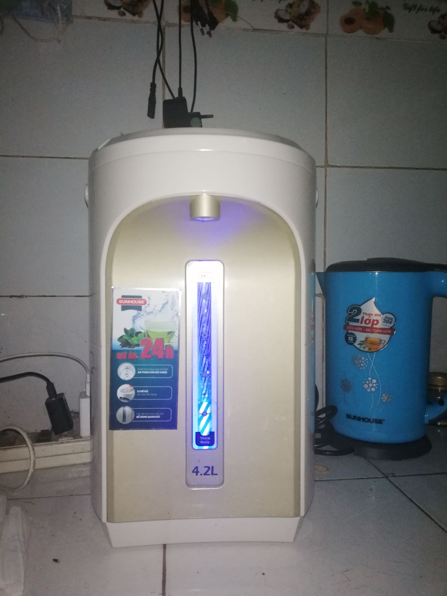 Sản phẩm đẹp, giao hàng nhanh, tiện dụng là có đèn led ở cột báo mực nước dễ quan sát, có bơm lấy nước bằng điện và ấn tay, độ bền thì chưa *** được vì mới dùng. Tuy nhiên phần thông tin bảo hành Tiki ko ghi gì cả, ko biết khi có trục trặc thì bảo hành thế nào