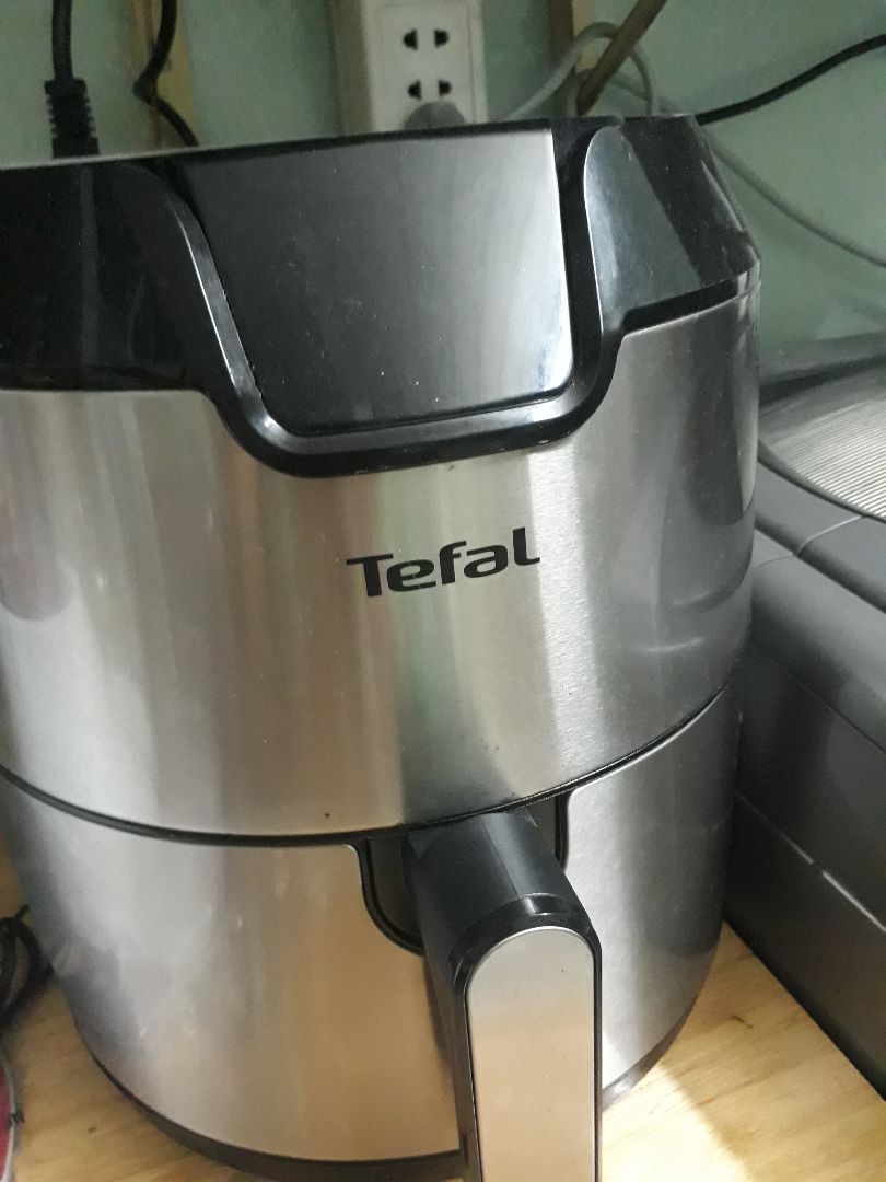 Nhà mình có nồi chiên , nồi cơm điện Tefal. Nồi cơm nhìn hình ảnh thấy đẹp nhưng thực tế đẹp hơn nhiều, nấu cơm ngon, mình rất ưng ý nồi cơm và đã giới thiệu để bạn mình mua nồi giống vậy. Lần này mua máy xay sinh tố  chọn dòng có thể xay đá, lưỡng lự giữa Tefal và Philip ,cuối cùng chọn Tefal nhưng lần này hơi thất vọng vì xay đá hơi tệ , mặc dù mình xay rất ít và đá đã được đập nhỏ ra. Lưỡi dao 6 cánh nhưng lưỡi nhỏ và mỏng manh hơn so với máy Philip cũ của mình.