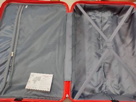 Giao hàng nhanh 3 ngày, màu đỏ nổi bật lắm, bánh xe nhỏ vừa êm mượt, 1 dây khoá kéo hơi rít không trơn lắm nhưng bôi trơn vào dùng ok. Dc tặng gối cổ sọc đỏ ok to dày dặn êm. Size 28 cân nặng đúng 4.2kg dây kéo đôi dày tốt!