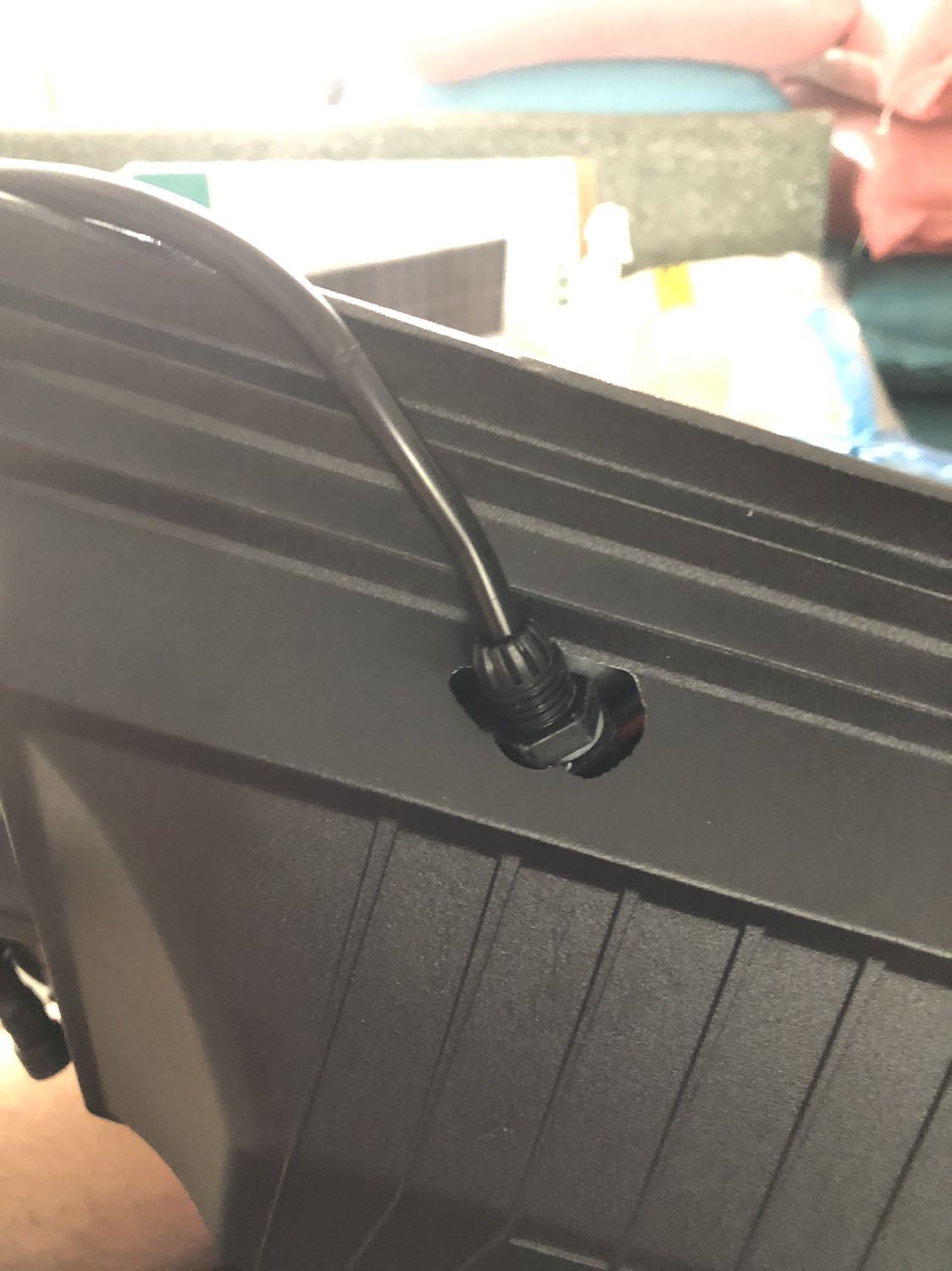 Đèn ok, nhưng sau khi giao hàng mình kiểm tra thì bị nứt chỗ chuôi đèn. Phần này dính liền không tách rời nên rất dễ hỏng khi vận chuyển, cửa hàng cần thay đổi kết cấu khu vực này để có thể tháo rời được.