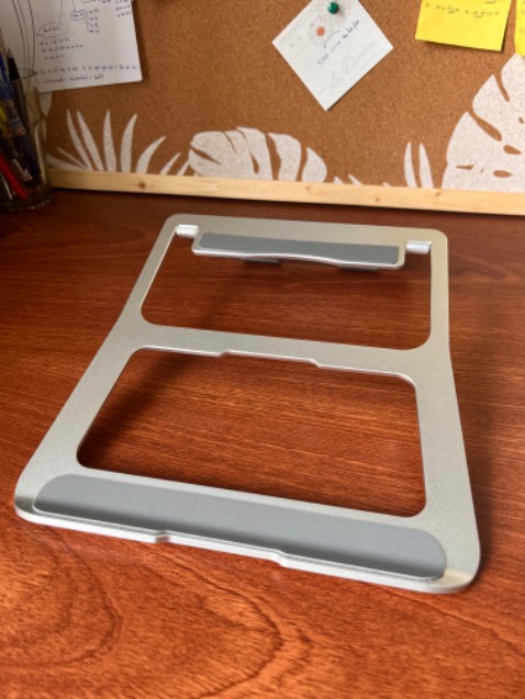 Khung chắc chắn, góc nghiêng vừa phải. Không dùng có thể gập lại cho gọn