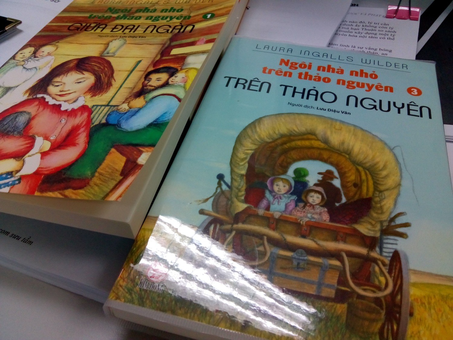 Do có nhiều nhận xét tiêu cực cho bản in lần này, có thể lẫn sách lậu!? và cũng bị lỗi đơn hàng nhiều lần nên mình không đặt được trọn bộ. Chỉ đặt thử 02 cuốn tập 1&3 là cuốn mình có bản tiếng Anh và cũng để được bọc sách Bookcare, tuy nhiên hơi buồn là chỉ có một quyển được bọc :(
Nội dung thì còn cần thời gian đọc để nhận xét, còn hình thức - chất liệu giấy thì OK.