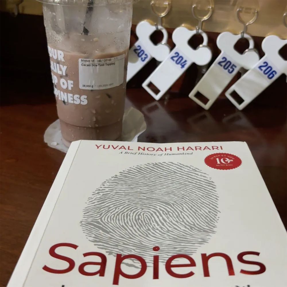 Cũng hơi trầy trầy nma săn giá rẻ quá nên chấp nhận được. Sách phẳng phiu thơm tho sạch sẽ ko có j để chê (hơi trầy mà k tới mức ảnh hưởng kết cấu chất lượng sách như cuốn “chuột cắn” kia)