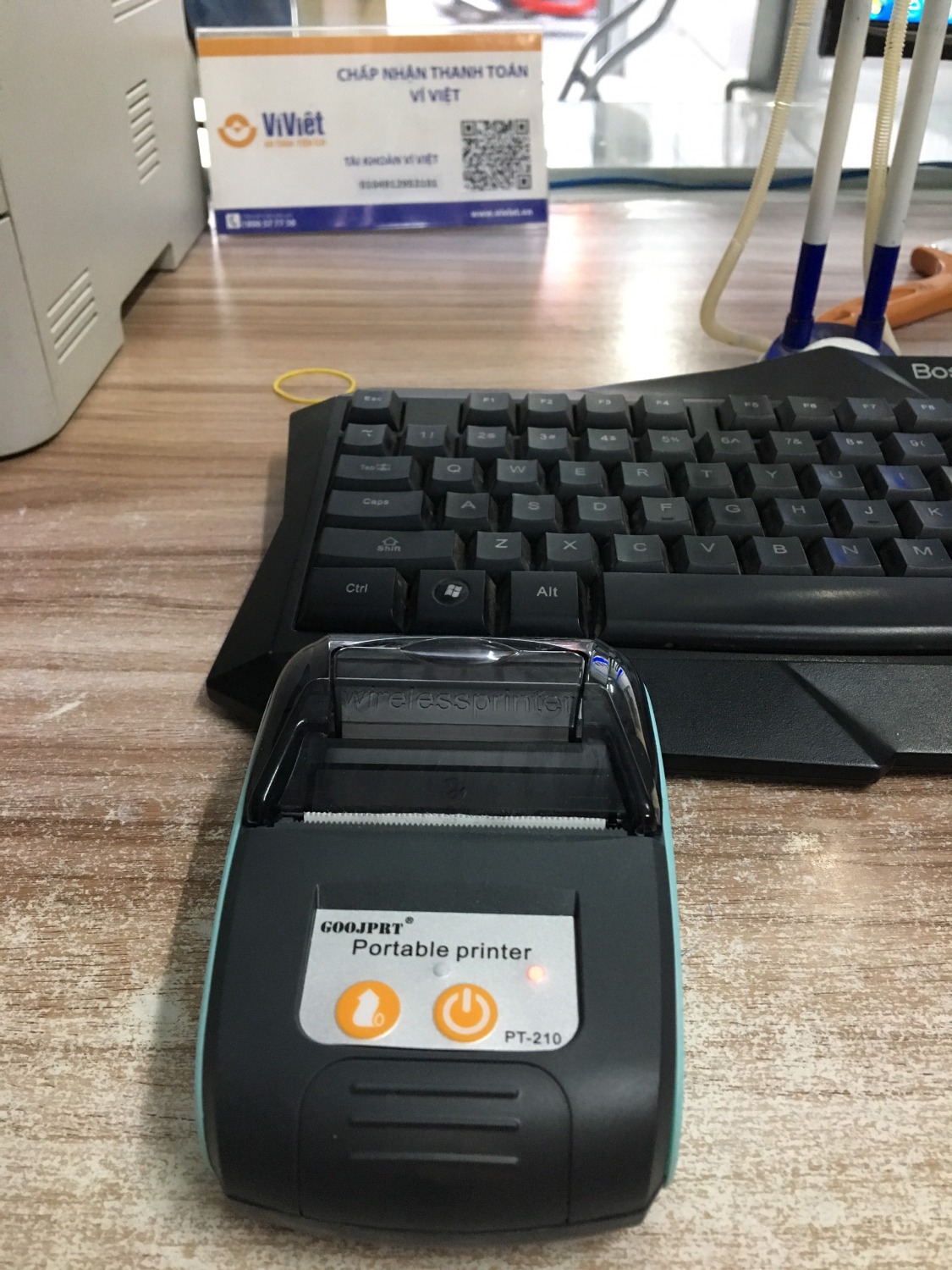 Mới nhận hàng đầy đủ phụ kiện, chưa biết chất lượng và sử dụng được bao lâu, in nhanh, chữ rõ nét, kết nối bluetooth qua android thì rất tuyệt vời nhưng IOS thì không in được, thử đi thử lại vẫn không được dù đã kết nối, tìm firmware để update cũng không thấy, khuyên chân thành nếu có ý định mua về sử dụng in từ IOS thì "DẸP NGAY ĐI"