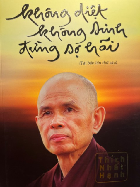 - Mình bất ngờ bởi bìa sách siêu sắc nét, mỗi khi nhìn vào mình cảm nhận như thầy đang hiện diện.
- Trang giấy có hơi mỏng nhưng giấy màu ngà vàng tốt cho mắt.
- Do là bản dịch lại nên đôi khi mình thấy việc đọc không được mượt mà lắm, tuy nhiên không ảnh hưởng đến ý nghĩa của thầy muốn truyền tải