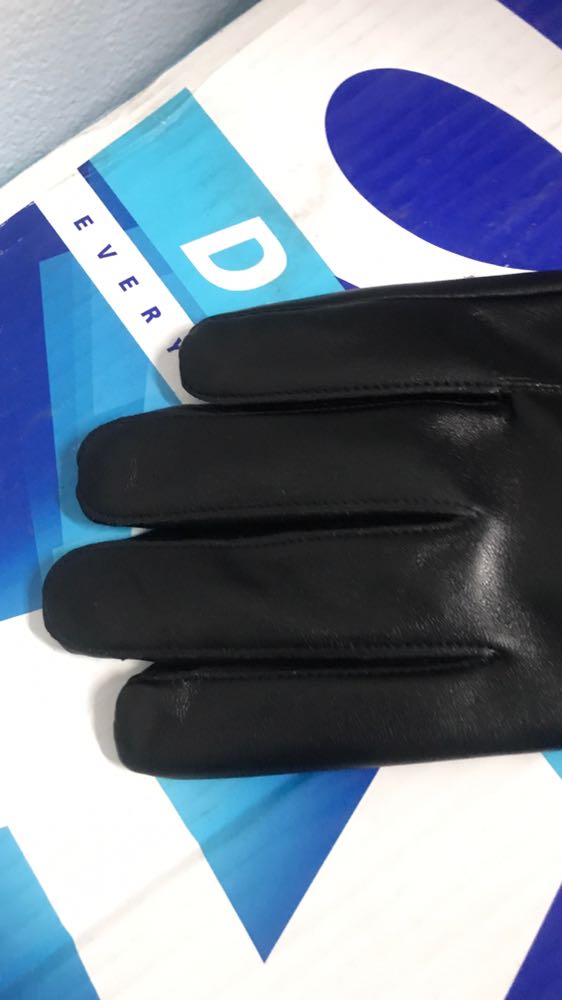 Găng tay da ấm áp. Mua về đúng đợt rét đầu mùa dùng thích ghê. Đi mưa khá ổn không sao cả. Lớp lông bên trong làm găng tay mềm mại dễ chịu. Da co giãn tốt đeo cũng rất thoải mái nữa ý. Sản phẩm tốt đánh giá 5 sao. Cảm ơn shop và tiki