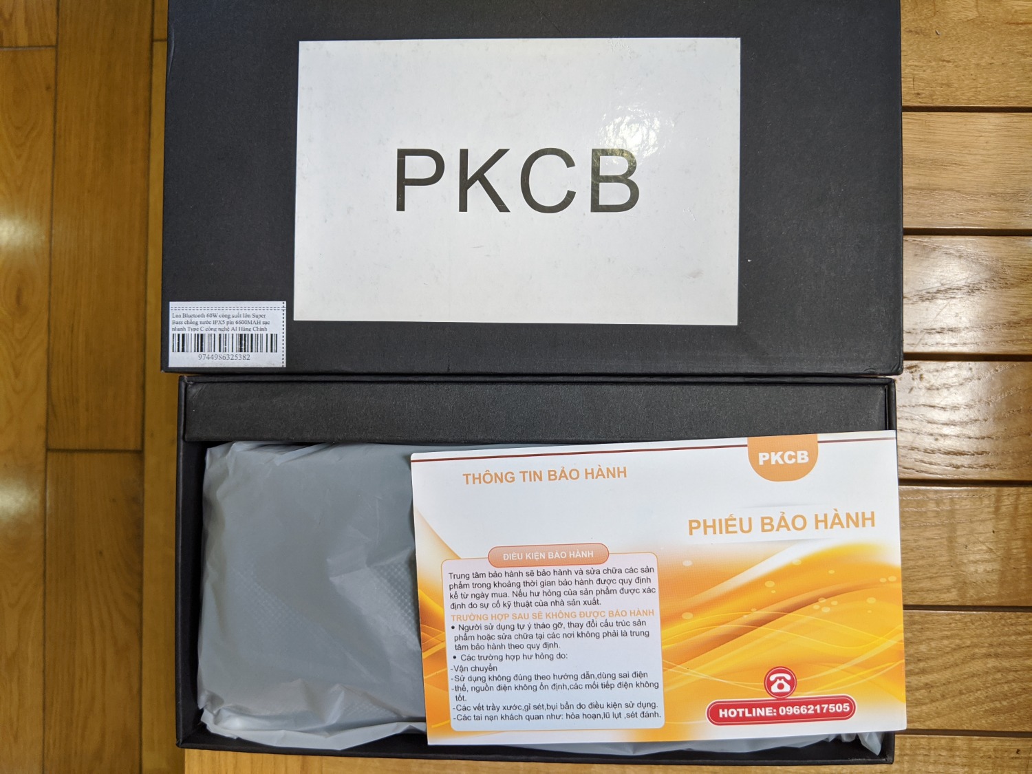 Đã nhận hàng và khui hộp thử luôn: Loa nhỏ gọn, rất chắc chắn, âm thanh to rõ Stereo rất hay, tiếng bass rất sâu nhưng tiếng treble hơi kém. Phụ kiện không có sạc kèm theo, Phiếu bảo hành không có thông tin của nơi tiếp nhận bảo hành, nếu cần bảo hành biết gửi về đâu hả Shop?