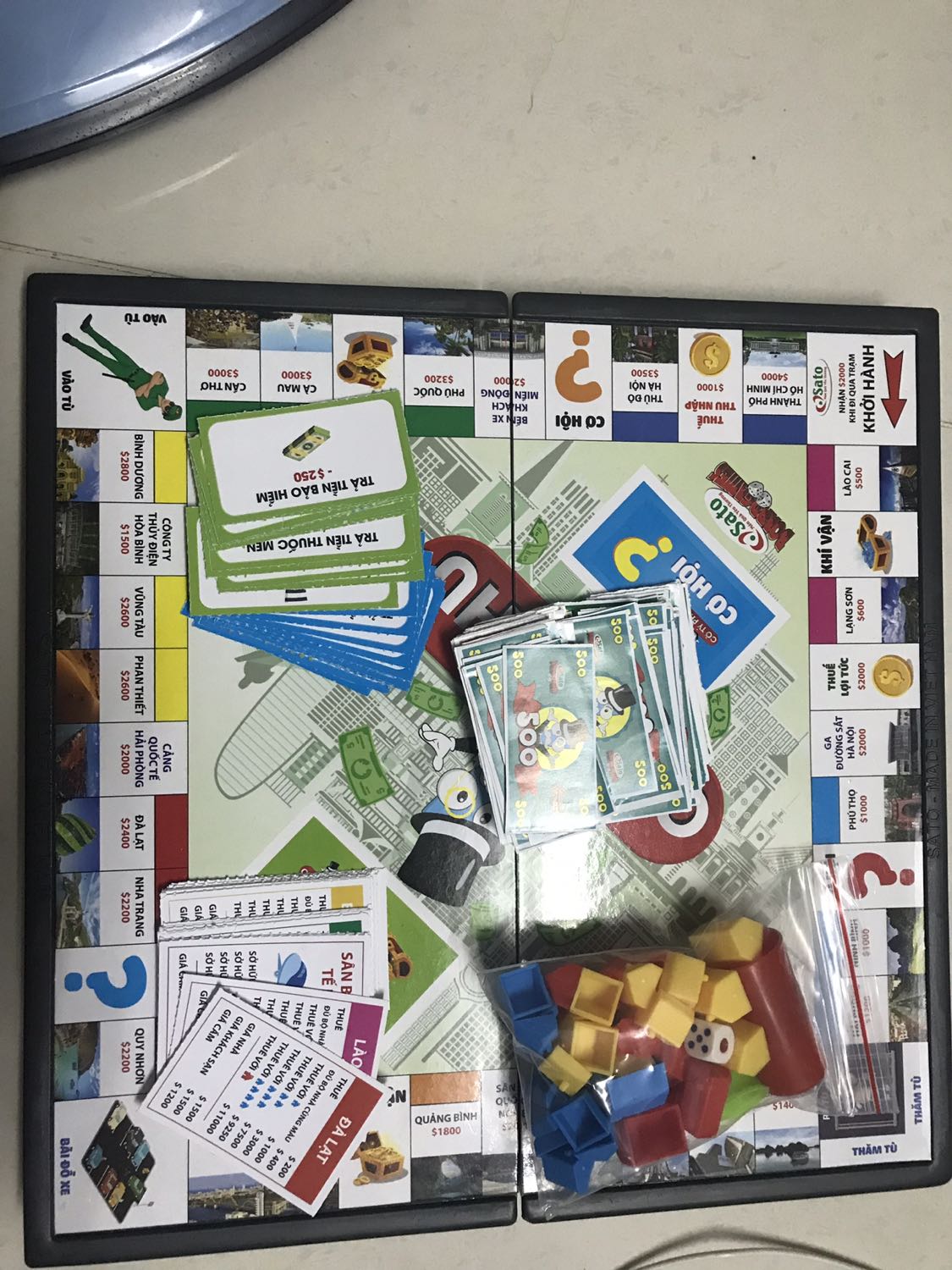 Tiki giao hàng nhanh
Sản phẩm ok
Do tiền nào của nấy nên sẽ không quá bất ngờ. Bàn chơi và các tờ tiền sẽ hơi nhỏ 1 xíu. 
Nên lâu lâu chơi hoặc muốn tiết kiệm các bạn có thể đặt mua bộ này.
Còn nếu đầu tư hơn thì có thể đặt mua những bộ đắt hơn thì sẽ chất lượng.
Nhìn chung sản phẩm ok ko bị rách hay bị thiếu.
Cảm ơn Tiki!