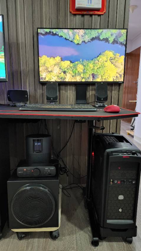 Sản phẩm Tiki giao tới nhà không chê vào đâu được, rất mới chuẩn đủ nguyên seal. 
Chất lượng âm thanh Z906 không được rõ chi tiết và sống động như Z5500, vì ở nhà cũng có con Z5500 chỉ bị hư mỗi cái Control center. 
Con Z5500 này trước ở nhà kết hợp với hai máy tính có hai con card âm thanh đỉnh cao thời trước và nay là: Creative sound blaster x-fi titanium fatal1ty champion series và Creative Blaster AE-9 cho ra chất lượng âm thanh vô đối nghe không biết chán. 
Mua con Z906 mới này mở lên nghe quá thất vọng tôi thay toàn bộ củ loa của nó bằng 5 củ loa Z5500 và nhận được điều bất ngờ chất âm thanh của nó vẫn như ngày nào, và con tim đã vui trở lại. Rất mong hãng Logitech cho sản xuất lại huyền thoại Z5500 hoặc loại cao cấp hơn, vì tất cả các loa sau này mà hãng sản xuất ra chất âm không thể đỉnh như Z5500 trong cả nghe nhạc lẫn chơi game xem phim