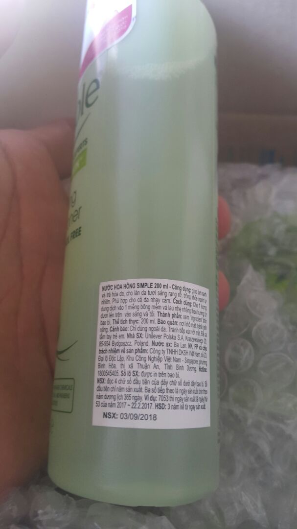 Shop ơi, mình đặt cho vợ mình 3 sản phẩm simple bên shop nhưng sản phẩm này lại ko có tem phụ tiếng việt mô tả công ty nào nhập khẩu, hình ảnh sản phẩm cũng khác, giống hàng xách tay quá vậy. Mình gọi thử số *** của công ty nhập khẩu thì họ bảo tất cả sản phẩm của họ đều có tem phụ. Ko có tem nhập khẩu, ko có cty chịu trách nhiệm xài lỡ bị gì thì sao shop