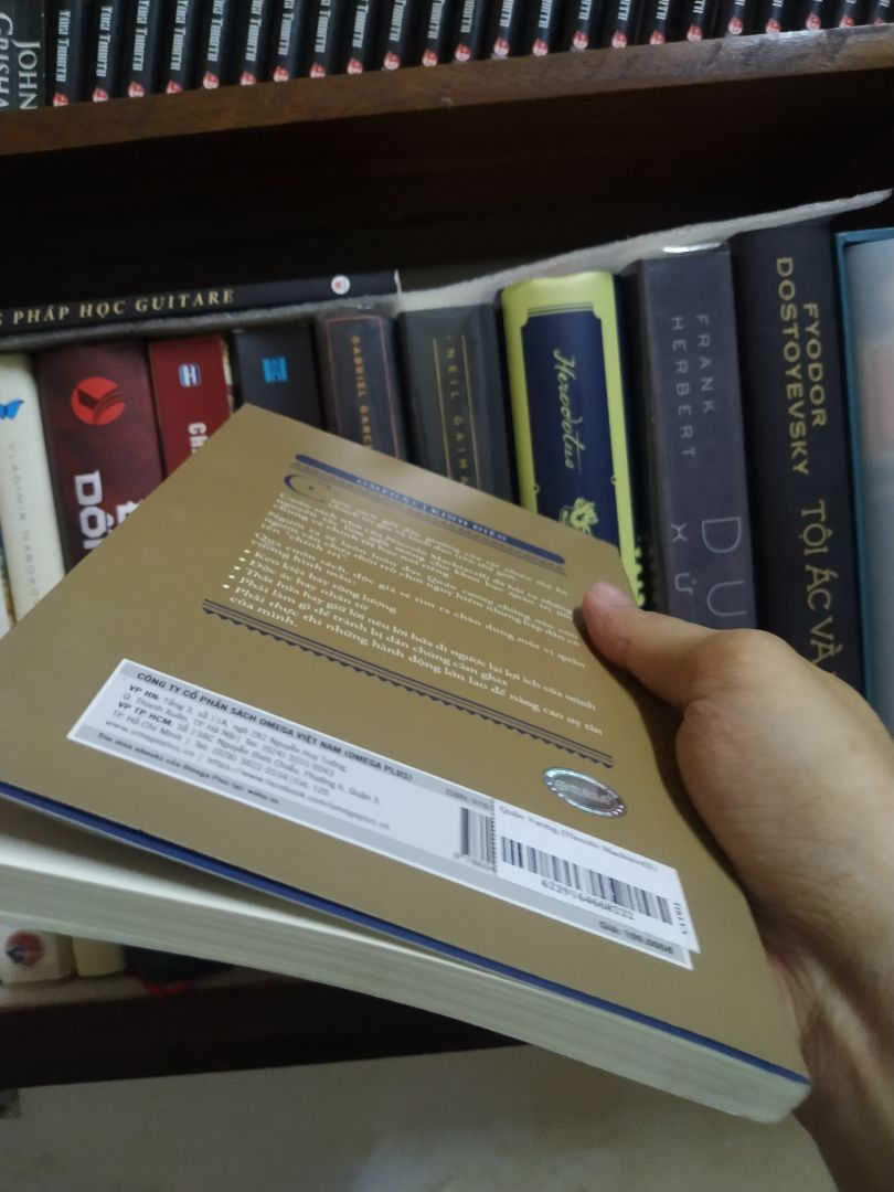 bữa nay sách tiki bọc kém quá, xước hết cả mặt sách. Sách rất mỏng, chưa đến 200 trang, đọc 1 ngày là hết mất rồi