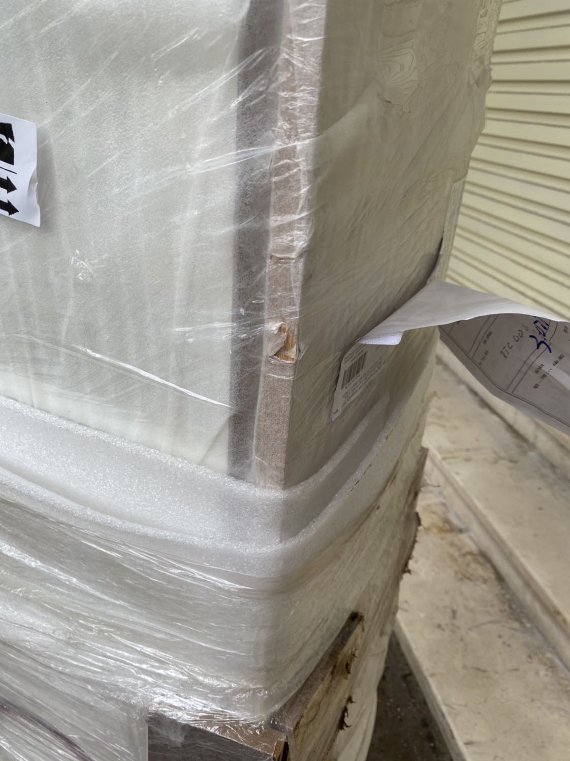 Thất vọng khi nhận được hàng, cánh tủ đóng lệch hẳn nhau. Shop đóng gói quá sơ sài, nhận hàng đã sứt mẻ các cạnh tủ và thủng luôn hậu tủ. Yêu cầu shop thu hồi hàng. Mình không thể sử dụng được hàng chất lượng kém như thế này :(