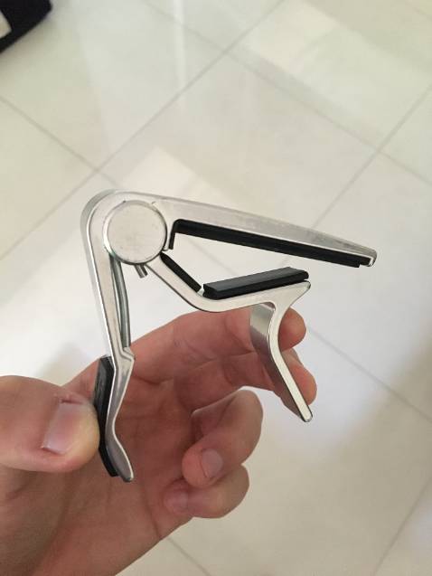 Capo thiết kế đẹp giống trong hình. Kẹp đàn không rè tiếng. Giao hàng nhanh và cẩn thận.