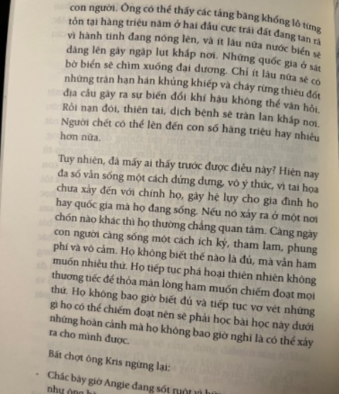 -Về hình thức và chất lượng bản in: rất thích chất liệu giấy này, thơm, láng, dàn trang và font chữ dễ đọc, đọc nhanh. Trải nghiệm đọc sách tốt. Mình rất để ý điểm này vì có rất nhiều bên làm sách rất uổng, nội dung hay, tác giả xịn nhưng trải nghiệm giấy, cầm, dàn trang thực sự gây khó chịu không muốn đọc.
-Về tác giả: mình thích nhất cuốn Tây tạng huyền bí. Mình ko phải fan của bác, nhưng mình luôn tự cảm thấy có sự kết nối với tác giả. Đặc biệt là với cuốn này, có nhiều bạn bè của mình đọc và nhắc, mình đã mua cuốn 2 cũng dc 2 năm. Nhưng đến một thời điểm nhất định, lại được thôi thúc đọc cuốn Muôn kiếp NS 1 này. Lúc bản thân cảm thấy cần hoặc bị thôi thúc chứ k đọc để dò la về chứng tích, đọc kiểu kiếm hiệp, đọc kiểu chứng thực khoa học tâm linh có là khoa học ko. Với sách của tác giả, hữu duyên thì đọc. 
-Về cách hành văn: nhìn chung, các cuốn của First new được biên tập kỹ lưỡng, vì mình thấy điểm này nổi bật qua nhiều đầu sách đã đọc. Cảm giác thống nhất được dòng văn, ngôn ngữ của 1 đơn vị phát hành sách. Nên ko phải riêng tác giả Nguyên Phong mà cuốn khác cũng thế. Tiêu chí: mạch văn sáng rõ, dùng từ cẩn mực. Mình đang đọc và rất thích từ đầu primary dịch thành uyên nguyên. 
-Về tổng thể nội dung và tính chất của dòng sách phóng tác này: dễ hiểu, hiểu được thì mới suy ngẫm và đem vào cuộc sống thường ngày được. Ngôn ngữ bình dị của tác giả luôn làm mình đặt câu hỏi: "phải uyên thâm thì mới có được cách truyền tải đầy ý nhị, không mang tính khoe chữ, khoe kiến thức và gần gũi như vậy." Còn nếu muốn đào sâu về tâm linh, đạo đức thì dòng sách này của Thái Hà sẽ hợp gu đọc hơn. Một tác giả gần nhất mà giọng văn cũng khiêm tốn và sáng rõ như tác giả NP là Nguyễn Tường Bách. Chất thơ và tính chiêm niệm nhiều hơn.
-Cuối cùng: với chất giấy này thì cầm sách khá nặng tay, hơi mỏi. Nhưng đổi được nhiều trải nghiệm tốt và dễ bảo quản (tránh ẩm) thì hiện tại đây không phải ý chê. Thích cái cảm giác được lật sang một trang nữa.