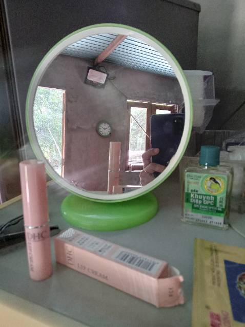 Son tốt. Dưỡng môi lên màu tự nhiên. Môi mềm. Lấy đi lớp môi khô