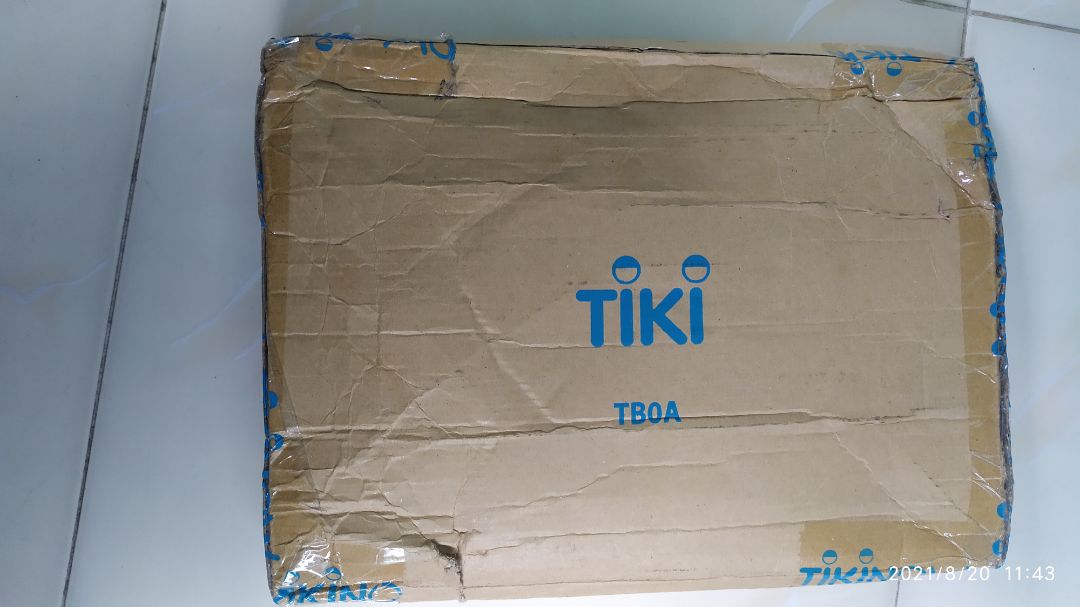 Sách được bọc 2 lớp nilong nên không bị trầy, chỉ có gáy sách bị móp một chút, có lẽ bị va đập khi vận chuyển, vì hộp caton bị móp, rách. Giao hàng chậm hơn dự kiến (Đặt 8/8, dự kiến giao 17/8, thực giao 20/8), nhưng tình hình hình dịch bệnh này thì đành vậy. Ngoài ra chất lượng ok.