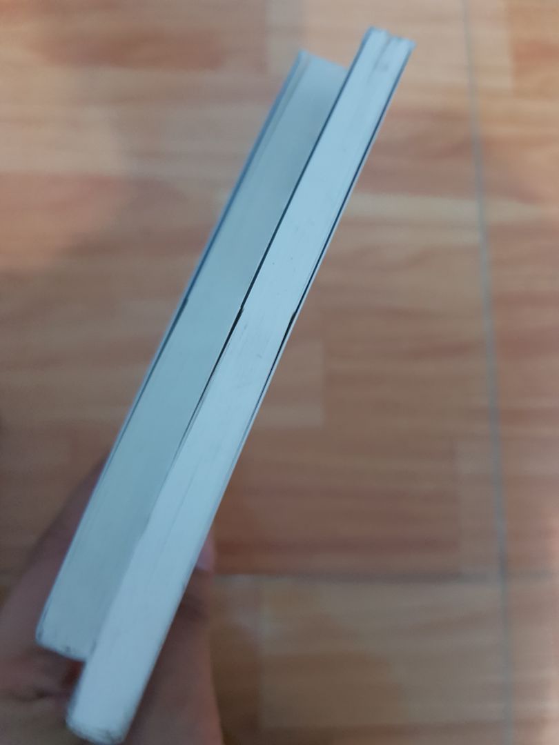 Trước đây mua sách tiki mình rất yên tâm. Vậy mà bây giờ thì hối hận dần đều quá. sách vừa bụi  vừa có nếp gấp và bẩn. Mình không cần tiki phải gọi điện lại xác nhận hay đề nghị đổi trả gì cả, (trước đây đã có 1 lần như vậy). Mình không có thời gian chực chờ gửi và nhận sách hoài được. Chỉ cần tiki xem lại vấn đề này với bên bán sách. thà không bán, hoặc ghi chú rõ tình trạng sách chứ đừng để đến khi khách nhận rồi mới biết là sách cũ/không được giữ gìn tốt ạ. xin cảm ơn !