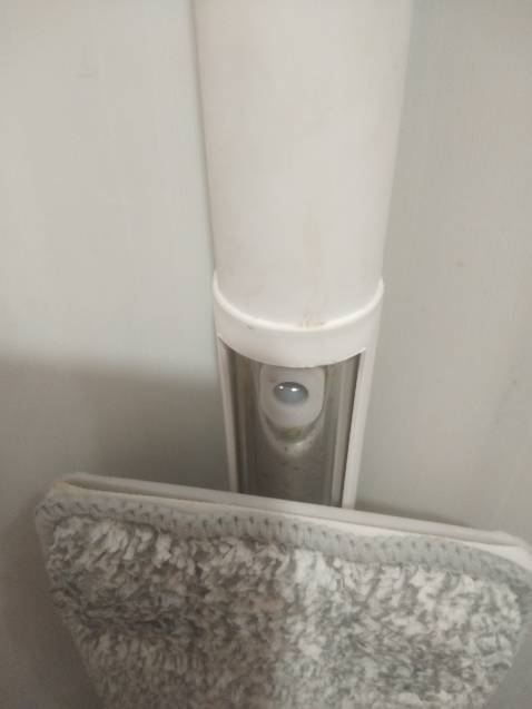 lau nhà sạch,  dễ sử dụng.  vắt mau khô,  nhưng có một chuyện là thân inox mau rỉ sét quá.  Xài mới một lần đã vầy rồi.