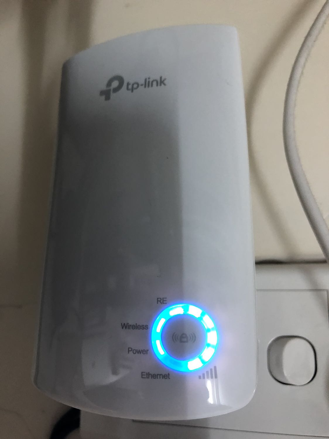 Quá thất vọng. Đặt ở lầu 1 mà modem wifi ở lầu 2 cách vài mét mà không có cột sóng nào. Đặt cùng lầu với modem wifi thì full 5 cột. 
Không thể sử dụng được 😡😡😡