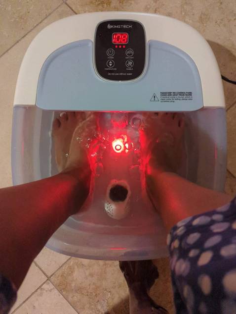 Thấy có bồn ngâm chân thường kèm theo gói thảo mộc ngâm chân. Mình đặt nó chưa kịp về (mặc dù đặt cùng lúc với bồn ngâm chân) nên cho thêm một chút muối vào ngâm cũng rất oke. Nước ấm, con lăn lăn dưới chân mình sướng lắm. Ban đầu nhột vừa ngồi vừa cười như hâm. Nên kiếm thêm thảm lót dưới bồn ngâm chân để nước đỡ dớt ra nhà. Dùng xong cảm giác nhẹ nhàng hơn, ngủ có ngon hơn.