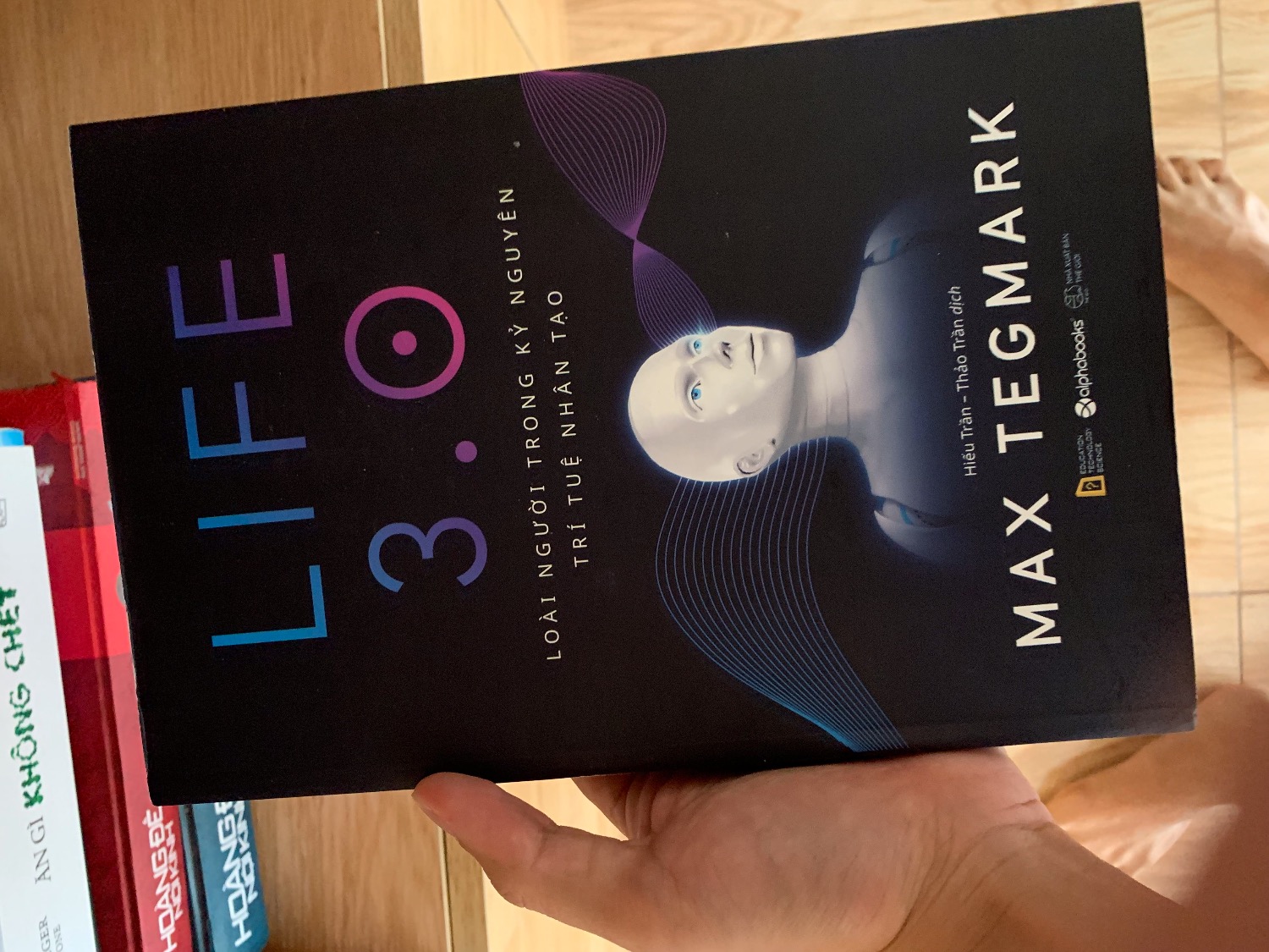 Mình vừa trải qua giai đoạn đọc lướt cuốn sách này và quả thực, mình không thể nào đánh giá cao nó ở giai đoạn đầu. Cái cảm giác đầu tiên là cuốn sách mang lại không khí sợ hãi về kỷ nguyên AI cho mình. Thứ hai, văn phong của tác giả quá thô cứng, không tìm ra được một chút xíu trải nghiệm thoải mái và giải trí nào (bản tiếng anh mình thử qua cũng có cùng cảm giác như vậy, nên không thể blame cho dịch giả).