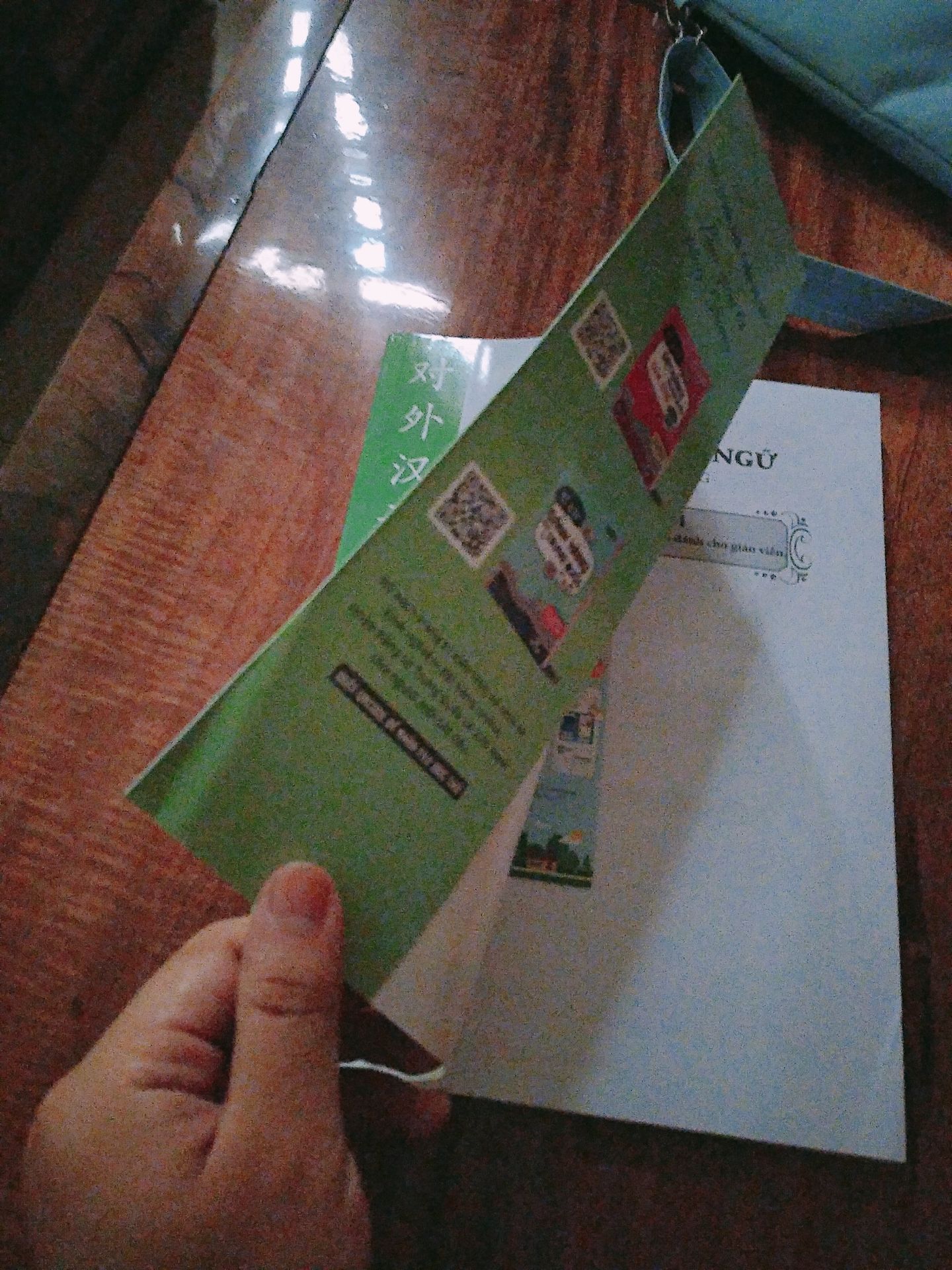 Sách học tốt, đẹp ,dễ hiểu, nhưng khi giao về có quyển bị móp ở dưới góc, giáo hàng nhanh