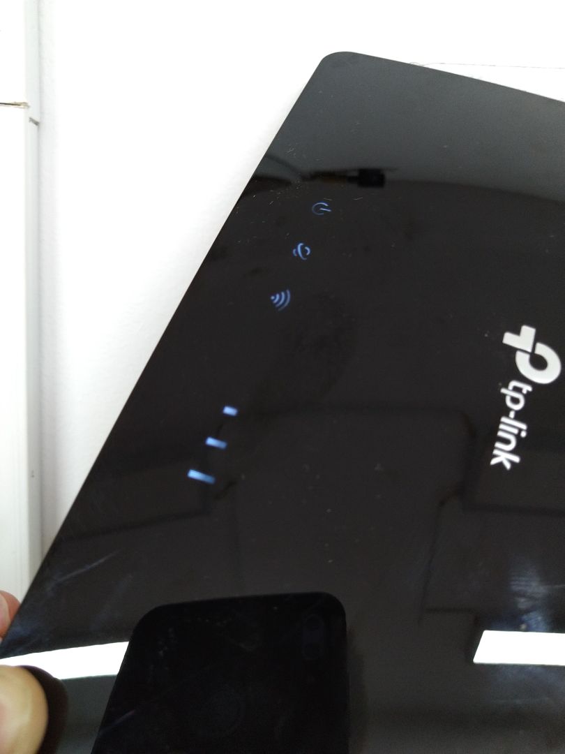 Loại mới gắn MicroSim trực tiếp, không dùng vỏ sim nữa. Nhiều lỗ thoáng khí. Tốc độ 4G là 50 Mbps, còn LAN là 150 Mbps. Thêm ít tiền mua MR400 ngon hơn. Gắn sim vào đt, xong đi khắp nhà, mở mạng vào web đo tốc độ ở các nơi, xong dán cái router vào điểm mạng ngon nhất.