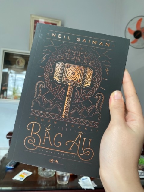 Sách của bác Neil thì không cần phải bàn cãi về chất lượng rồi, đợt này Tiki sale to nên mình phải mua liền. Tiki giao hàng nhanh nhưng gói hàng hơi ẩu. Hộp bị móp méo, trộm vía sách không sao.