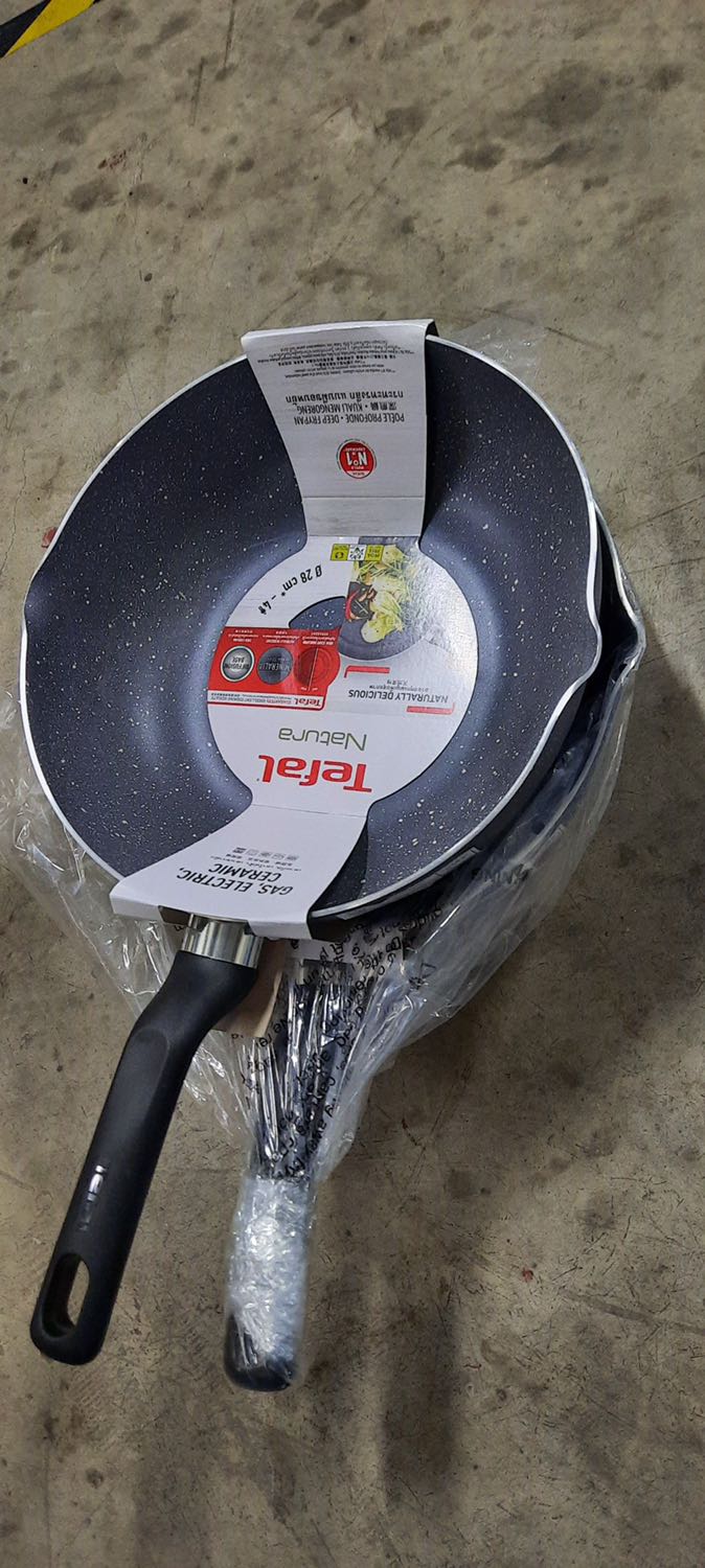 Hàng đẹp, chất lượng, chảo to và sâu, dùng chiên hay xào nấu đều rất tuyệt vời. 
Xin góp ý với tiki và nhà cung cấp, là nên đóng gói cẩn thận hơn 1 chút, chứ mà đóng gói sơ sài quá, tiki tiếc gì cái thùng giấy đóng gói cho cẩn thận và đẹp hơn 1 chút thì tuyệt vời hơn. Xin cảm ơn!