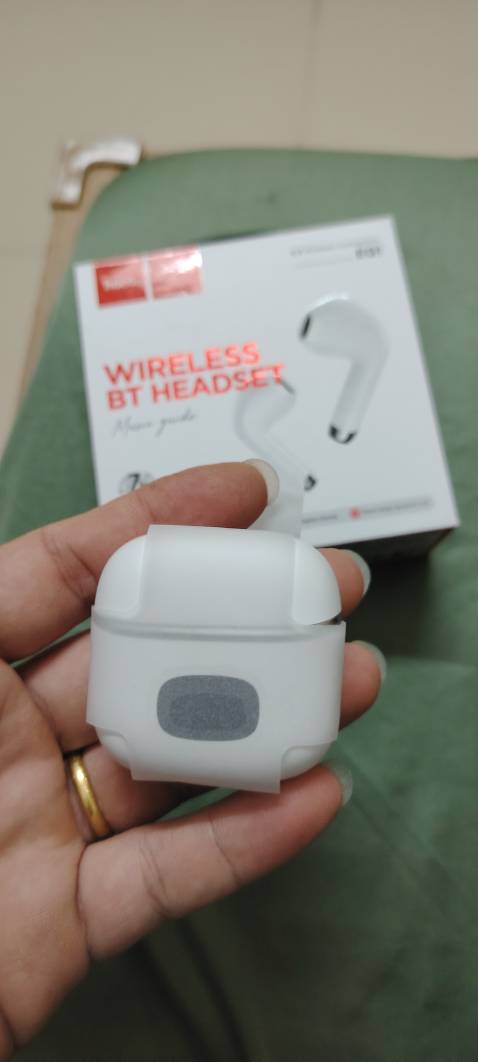 1. Dáng gọn, đẹp, chắc, bật nắp dùng lên là ae thấy ngay. 2. Đặt tiki now 9h tối hôm trước, 9h sáng nhận hàng, hộp đủ, nguyên zin, như ảnh. 3. Dùng từ 8h sáng đến 14h25 chiều mới thay tai trái (ko hết pin mà để tránh đeo lâu gây đau tai, mới mua nên dùng 7h max volum là đúng như nhà sx đã báo). Hộp pin nhận lúc đầu là 100%, lúc sạc 1 tai đến lúc đầy là 94%. 4. Vừa đeo vừa nấu bếp ko bị rơi, êm tai, khi nằm cũng khá ok, chạm cảm ứng bật tắt nhạy. 5. Âm lượng với các ae nghe truyện audio là OK. Nếu ra ngoài có tạp âm xe cộ trên đường thì hơi nhỏ. Quá ổn trong tầm giá.